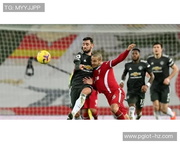 友谊赛激战:里昂绝杀曼联引发争议判罚全场沸腾